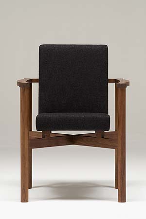 木製肘掛椅子